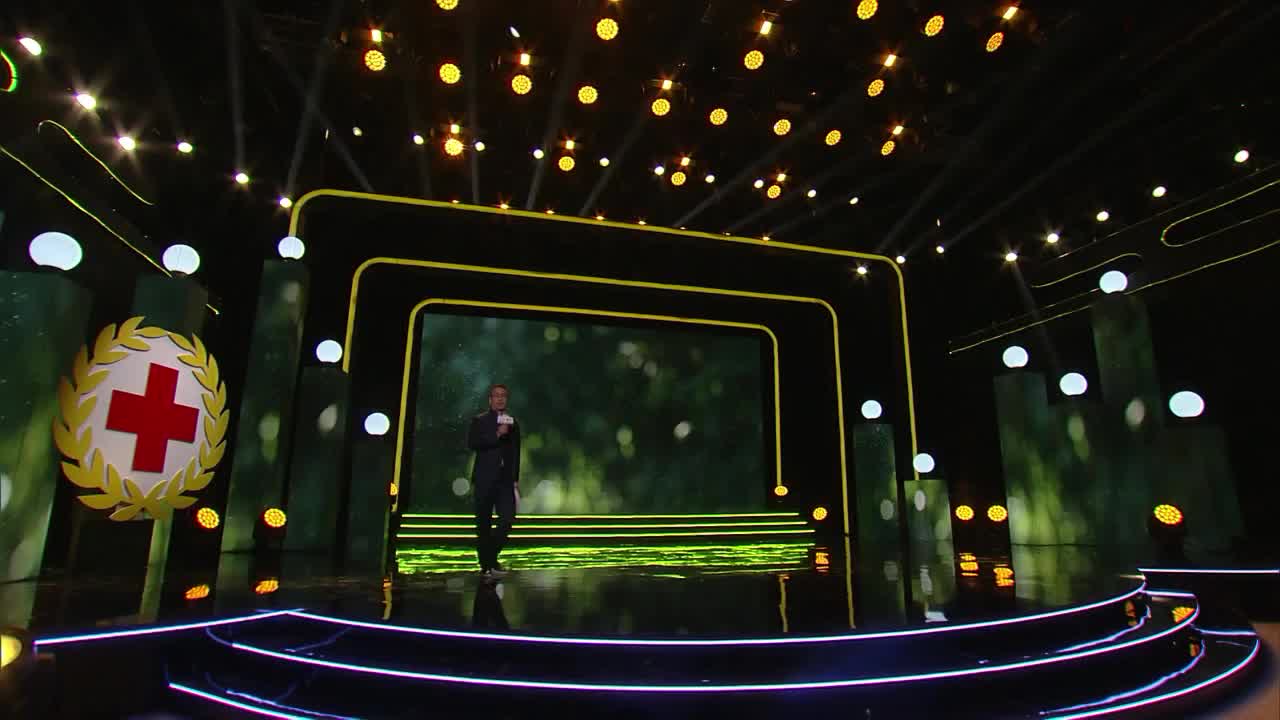 白岩松对话“一个人的球队”，传承大爱、温暖彼此