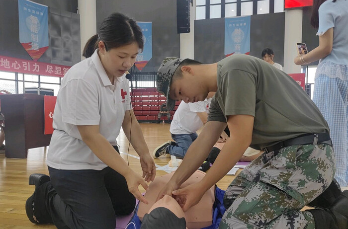 红十字志愿者牵手大学生：一堂特殊的生命教育公益课