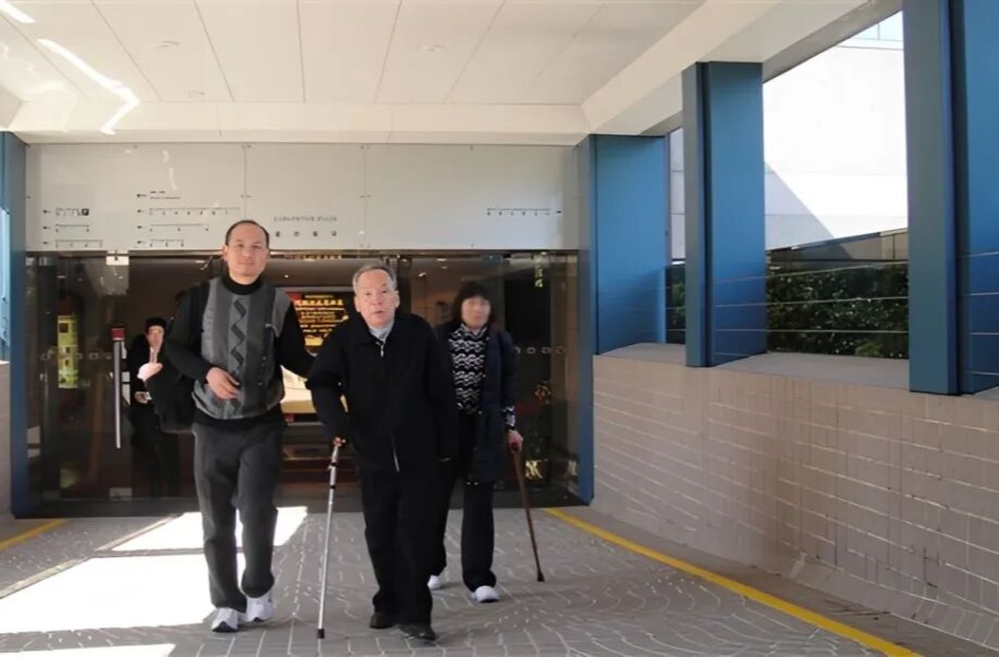 生命最后的讲台：八旬物理教师捐躯医学