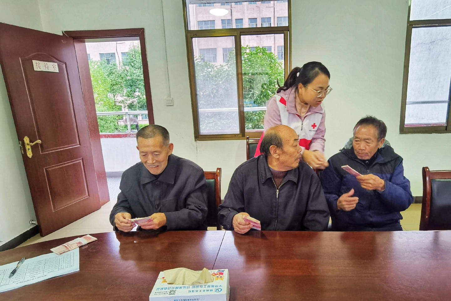 情系受灾群众 关爱温暖人心 ——省红十字会慰问住房倒塌特困灾民