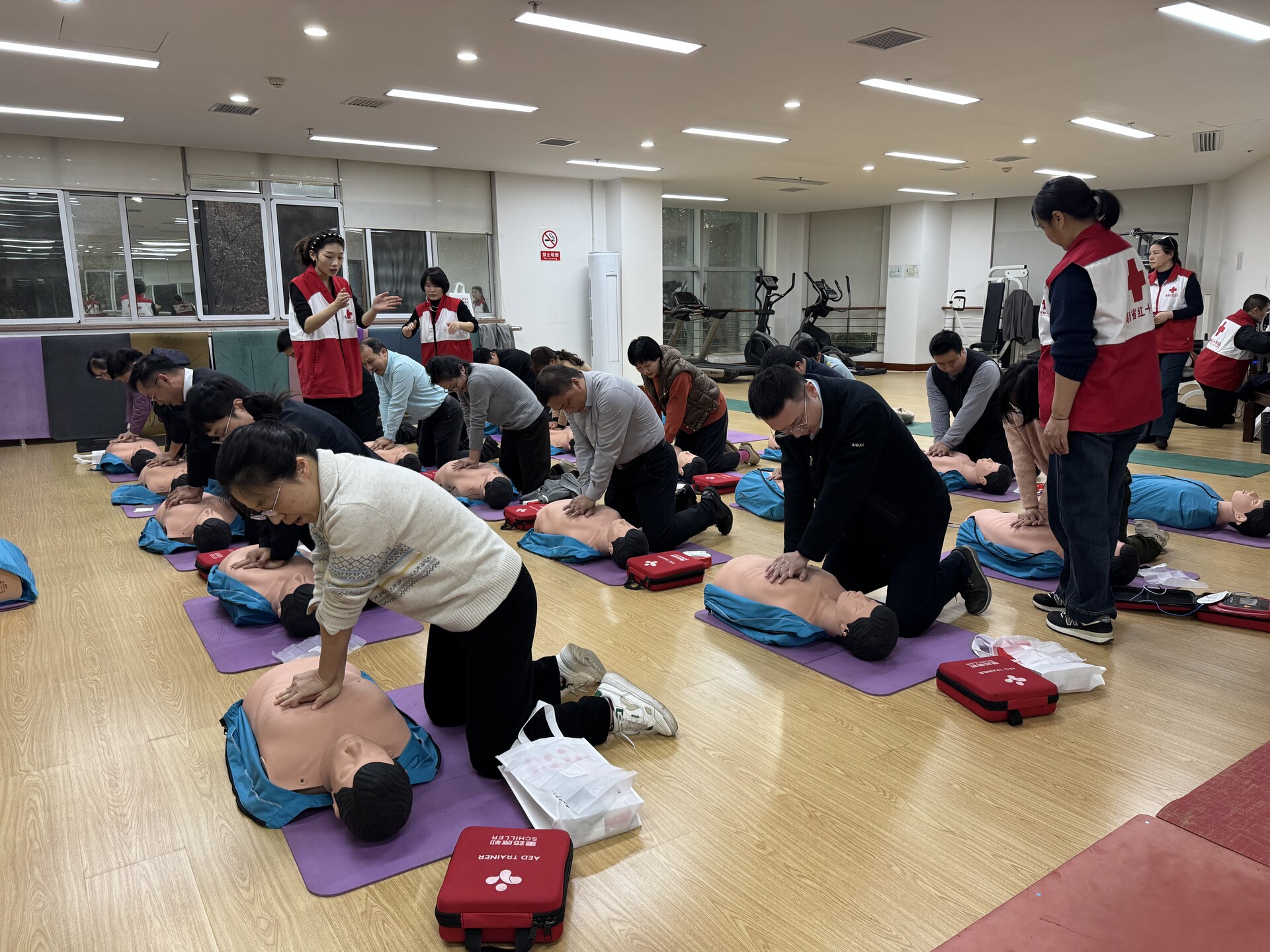 应急救护进机关安全护航启新程 ——湖南省红十字会为审计署驻长沙特派员办事处开展CPR+AED专题培训